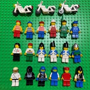 Vintage LEGO Minifigure Lot – 18 Figures + 3 White Motorcycles
